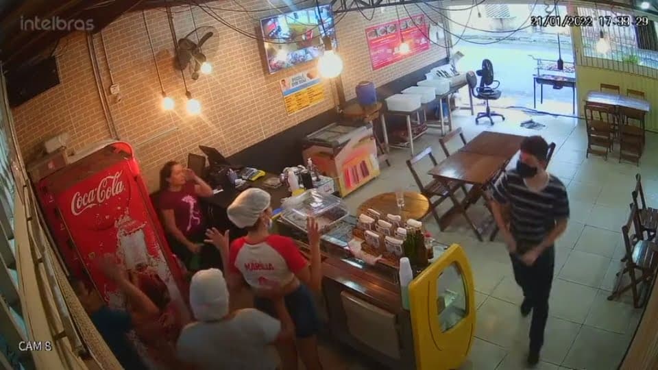 Veja vídeo: Pizzaria é assaltada por três homens armados no Monte das Oliveiras