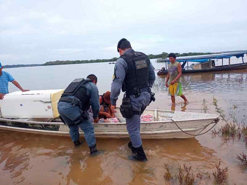 Policiais de Maués auxiliam mulher durante trabalho de parto