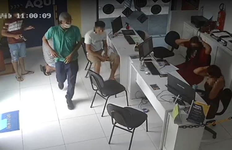 Veja o momento que dupla invade autoescola e assalta funcionários e clientes em Manaus