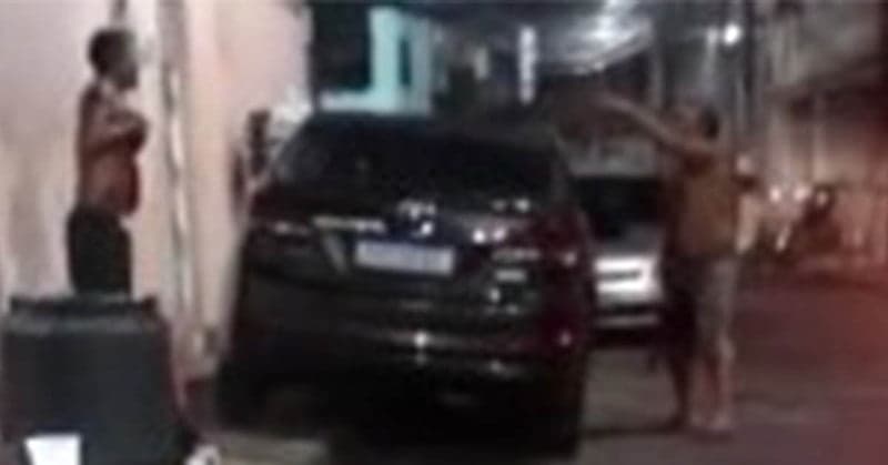 Vídeo: homem tenta matar amigo com terçado ao descobrir traição