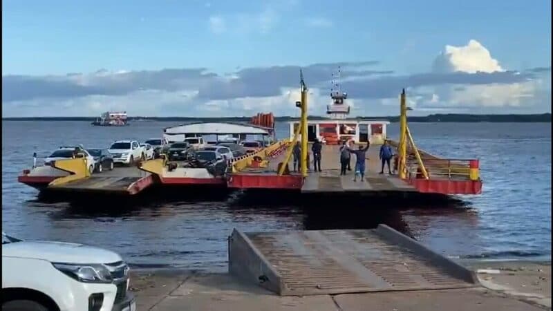 Vídeo: empurrador afunda no rio Negro e passageiros de balsa ficam à deriva