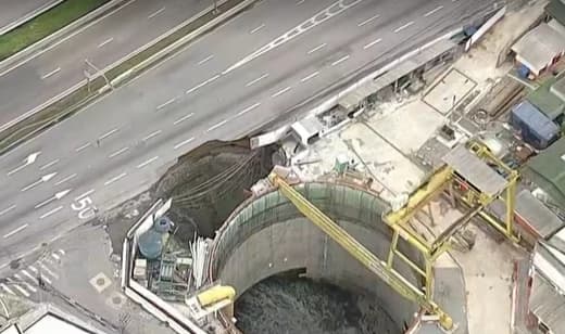 Parte da marginal Tietê desaba após acidente em obra do metrô