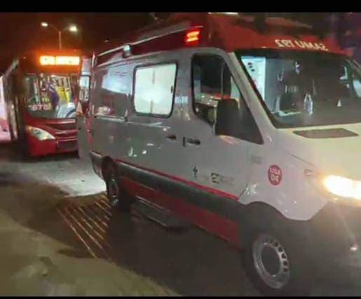 Mulher tem tesoura cravada no braço em ônibus da linha 678