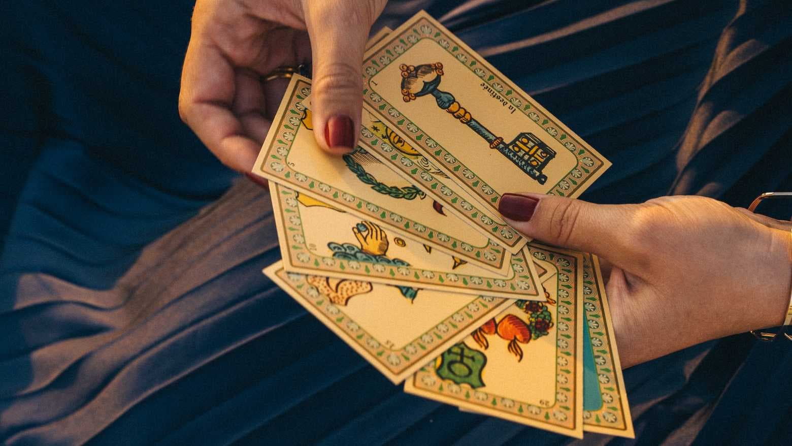 Inconformado com leitura de tarô, homem espanca cartomante