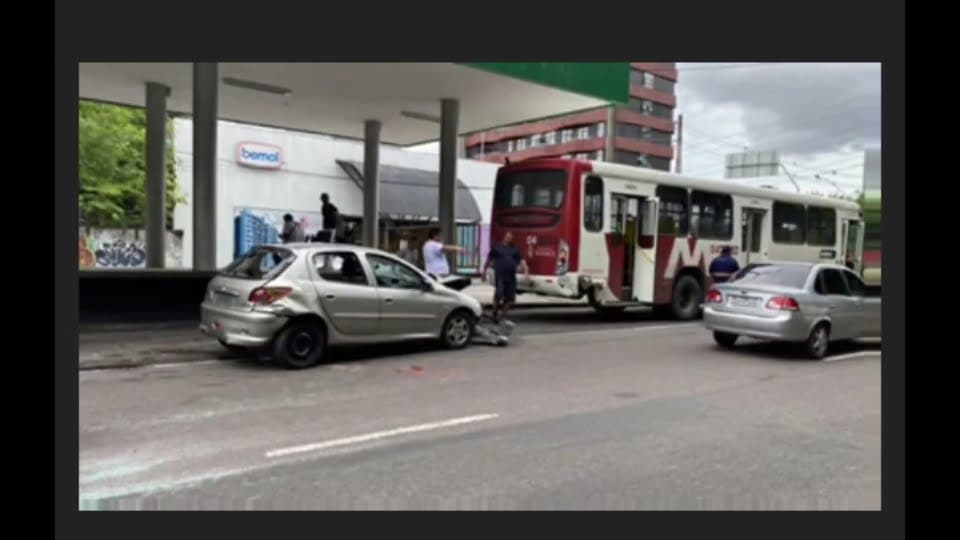 Carro bate na traseira de ônibus na faixa liberada para o transporte coletivo