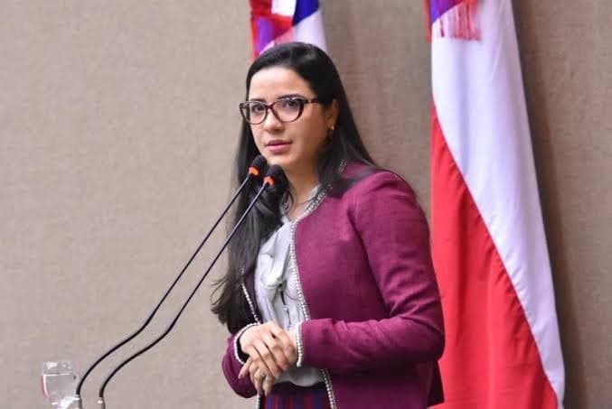 Mayara Pinheiro propõe audiência pública sobre preço abusivo de passagens aéreas para Parintins