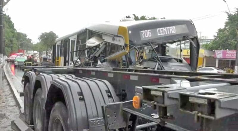 Diarista envolvida em acidente entre carreta e ônibus morre após 20 dias internada