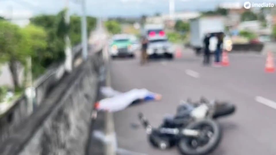 Motociclista embriagado morre ao colidir com poste