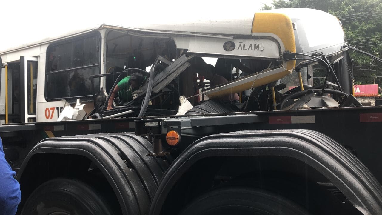 Vídeo: grave acidente entre ônibus e carreta no Distrito Industrial em Manaus