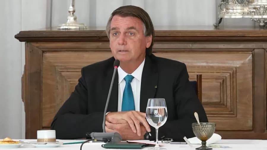 Bolsonaro deixa hospital após ser internado por desconforto abdominal