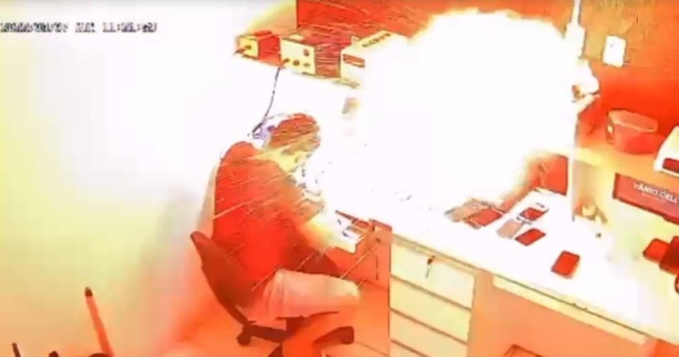 Assista ao momento que celular explode enquanto técnico fazia reparos