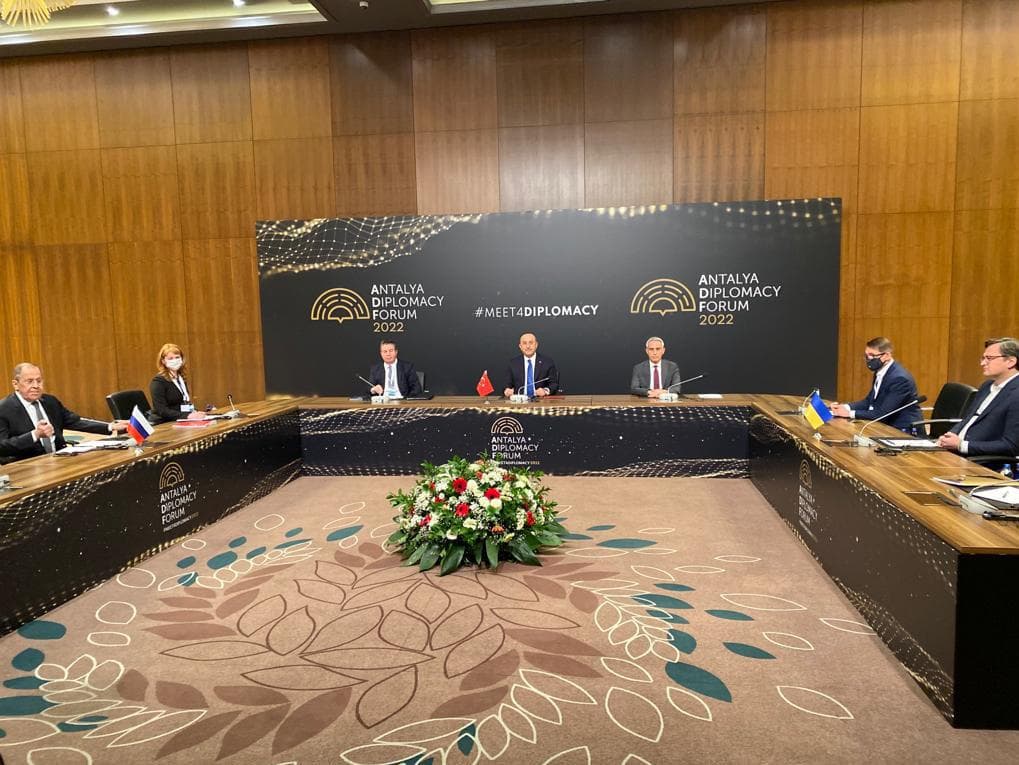 Reunião entre chanceleres ucraniano e russo termina sem acordo