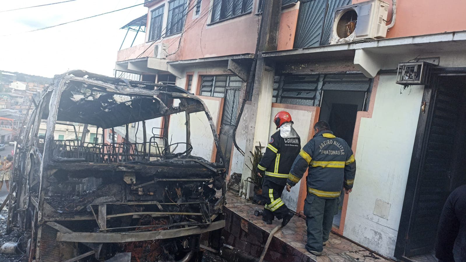 Veja vídeo: Micro-ônibus pega fogo no conjunto Boas Novas