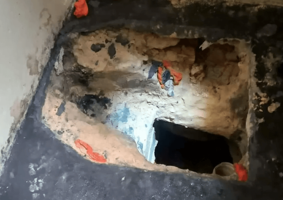 Tentativa de fuga: detentos fazem buraco em cela de presídio em Manaus