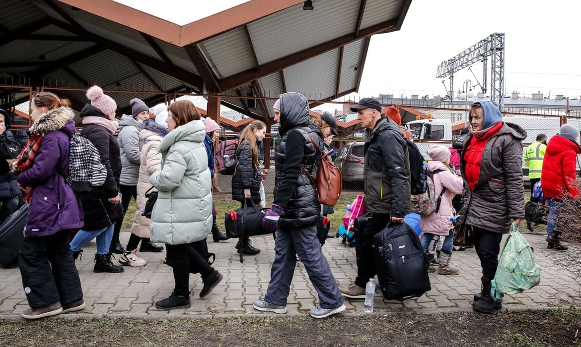 Rússia dá trégua para evacuar civis, e Ucrânia diz que Chernobyl está sem energia