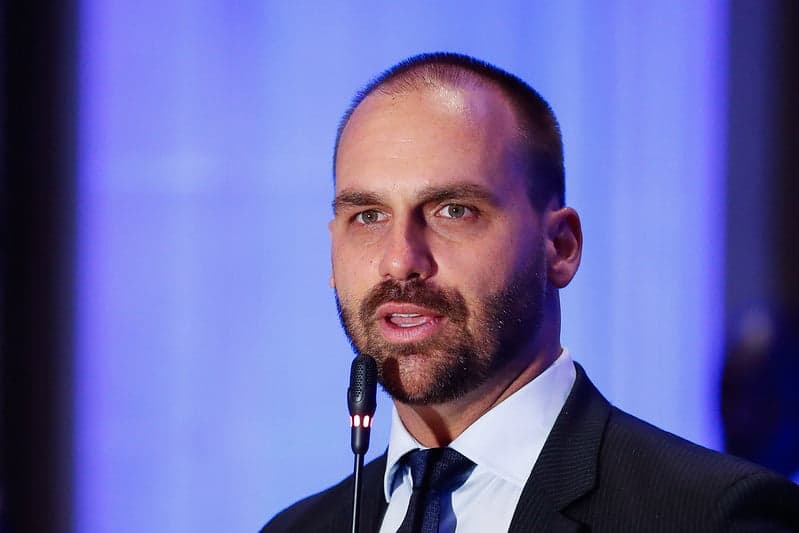 Políticos condenam e PSOL pede cassação de Eduardo Bolsonaro após polêmica com jornalista