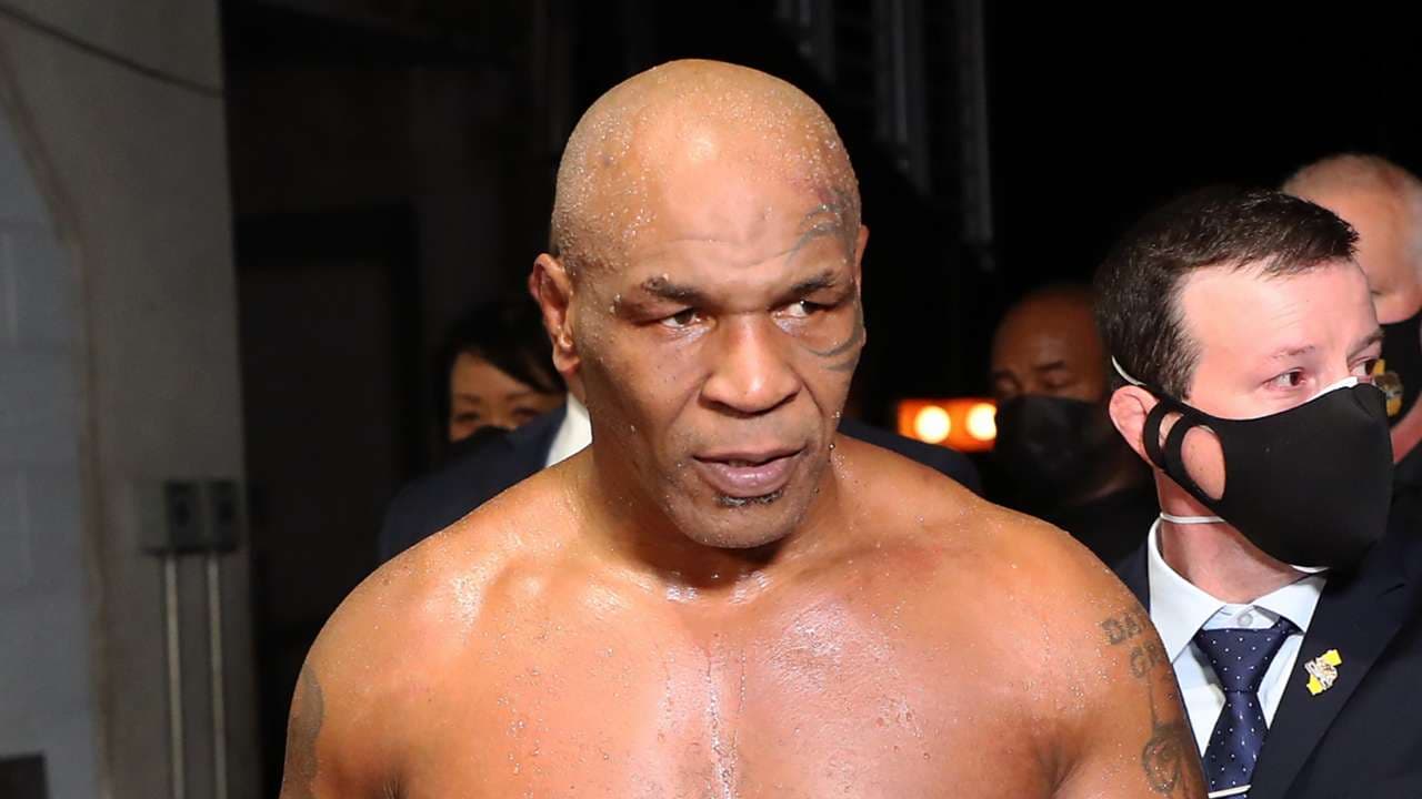 Vídeo: Mike Tyson se irrita com provocação e desfere socos em fã durante voo