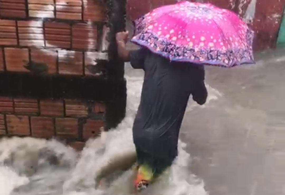 Forte chuva causa transtornos em vários pontos de Manaus nesta sexta-feira; veja vídeos