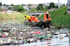 Prefeitura de Manaus realiza limpeza de rio