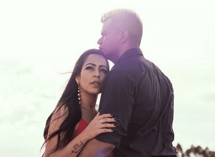 Mulher flagrada com mendigo quebra o silêncio: “Fui vítima de chacotas”