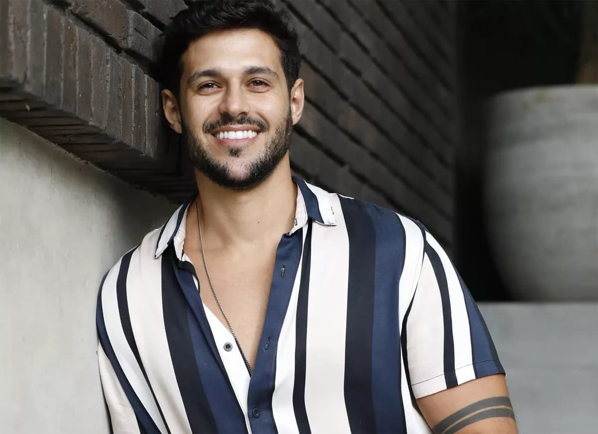 Ex-BBB Rodrigo Mussi sofre acidente de carro e está em estado grave