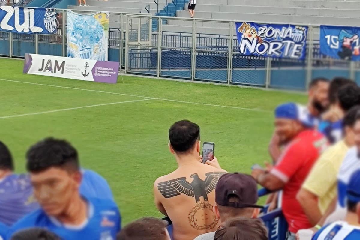 Homem é flagrado com tatuagem nazista em jogo do São Raimundo-AM pela Série D
