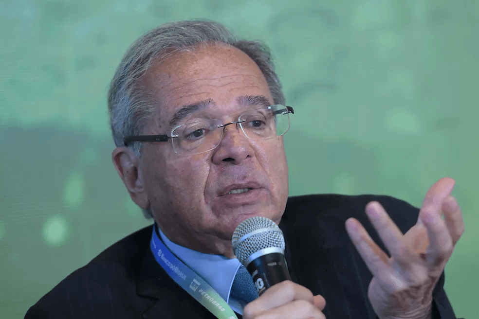 Guedes diz que Brasil saiu do &#8220;inferno&#8221; da inflação, mas estimativa para o ano cresce