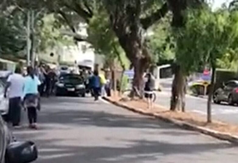 Bolsonaristas cercam veículo de Lula e hostilizam seguranças em Campinas