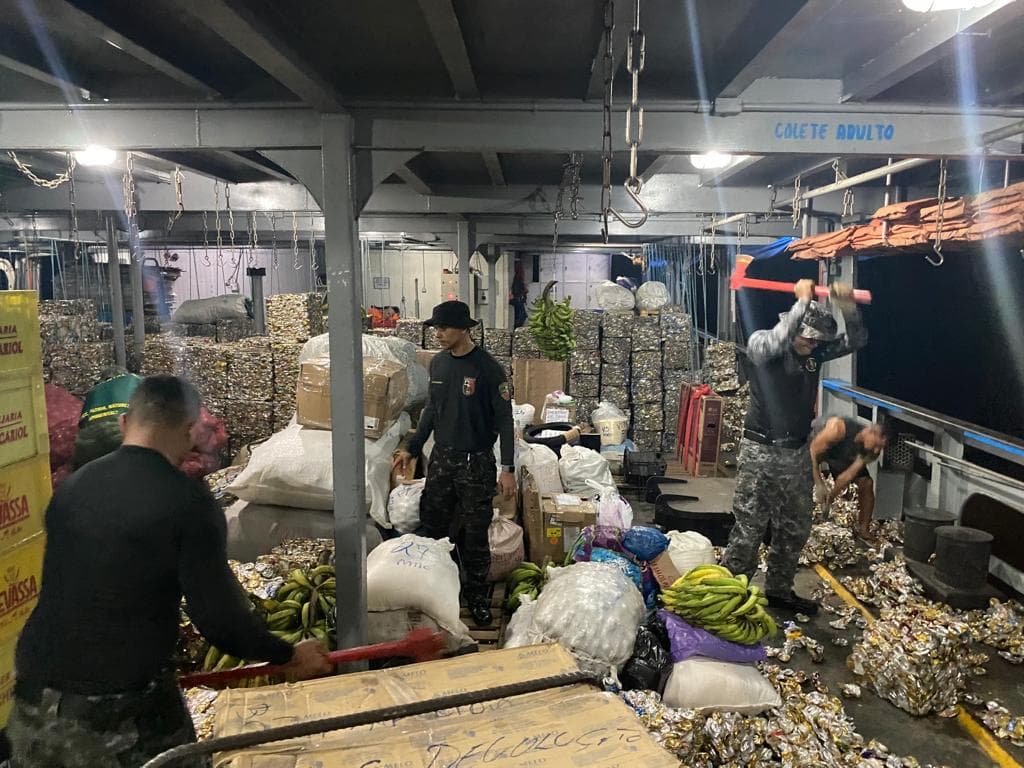 Mais de 70 quilos de drogas são apreendidas em latas prensadas
