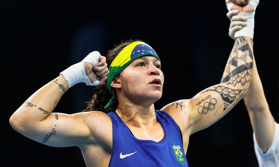 Bia Ferreira vence e garante vaga na final do Mundial de Boxe