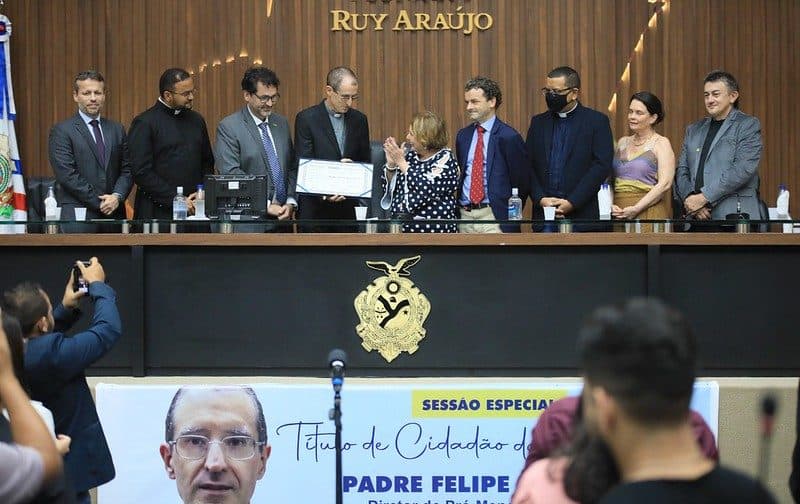 Padre Felipe Bauzière recebe título de cidadão amazonense da ALEAM