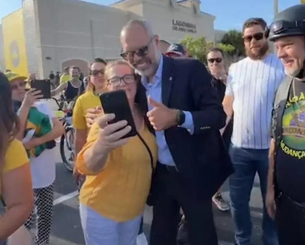 Foragido, Allan dos Santos faz live com bolsonaristas em Orlando