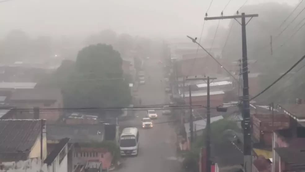 Manaus amanhece com forte neblina em vários pontos da cidade