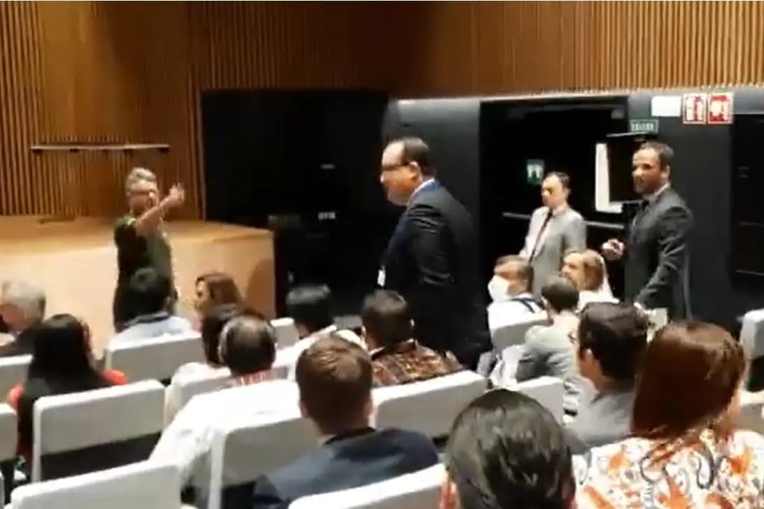 Vídeo: Presidente da Funai é expulso de evento sobre povos indígenas em Madri