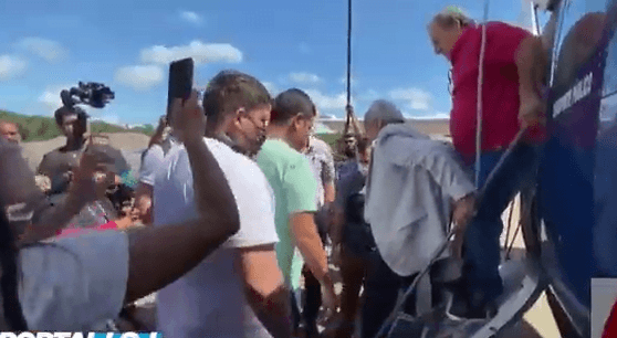 Vídeos: em Itacoatiara Amazonino da sinais de saúde debilitada