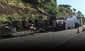 Motorista morre ao desviar de container caído na pista e colidir em carreta na BR-163