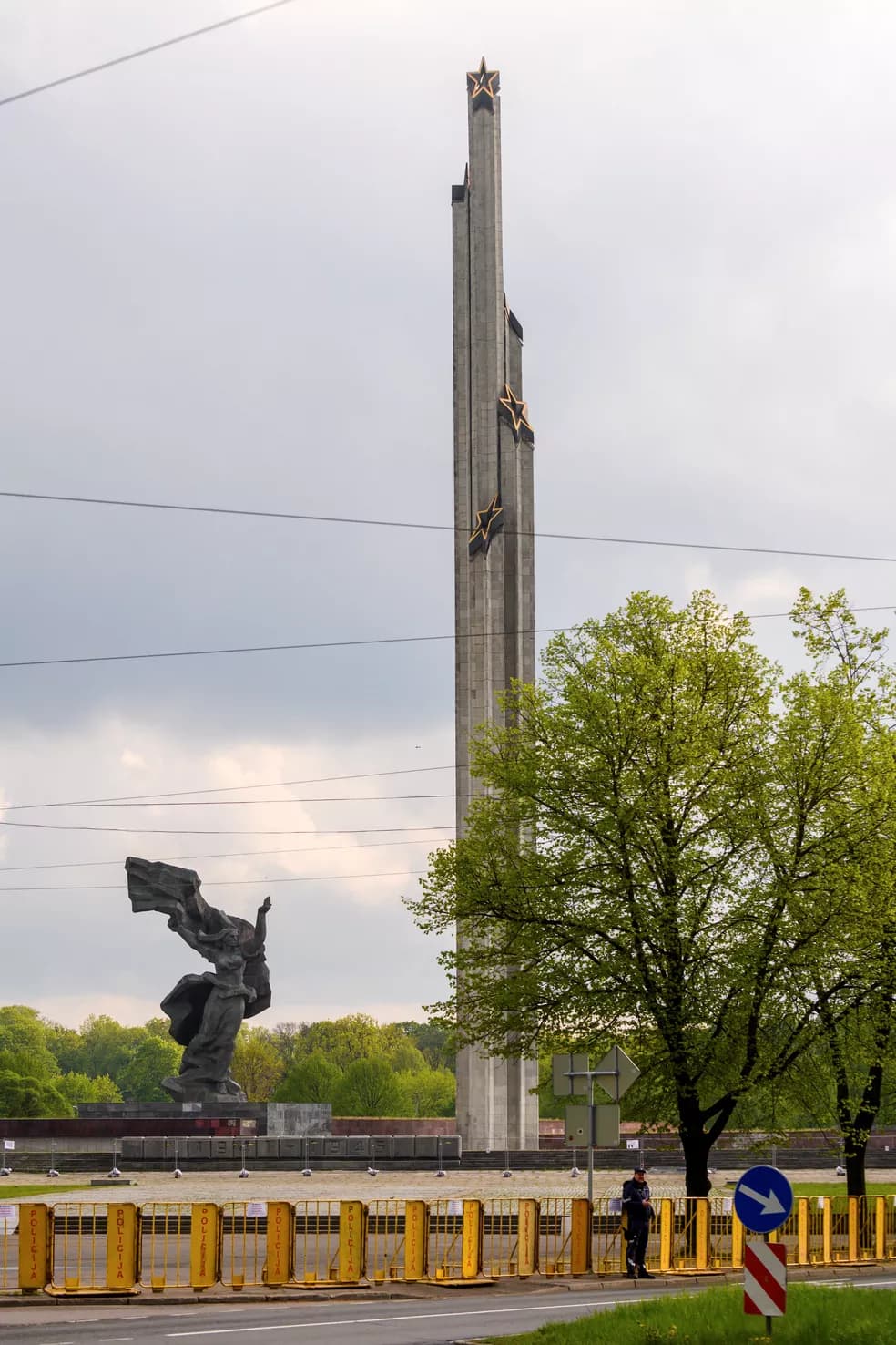 Letônia derruba monumento histórico da era soviética