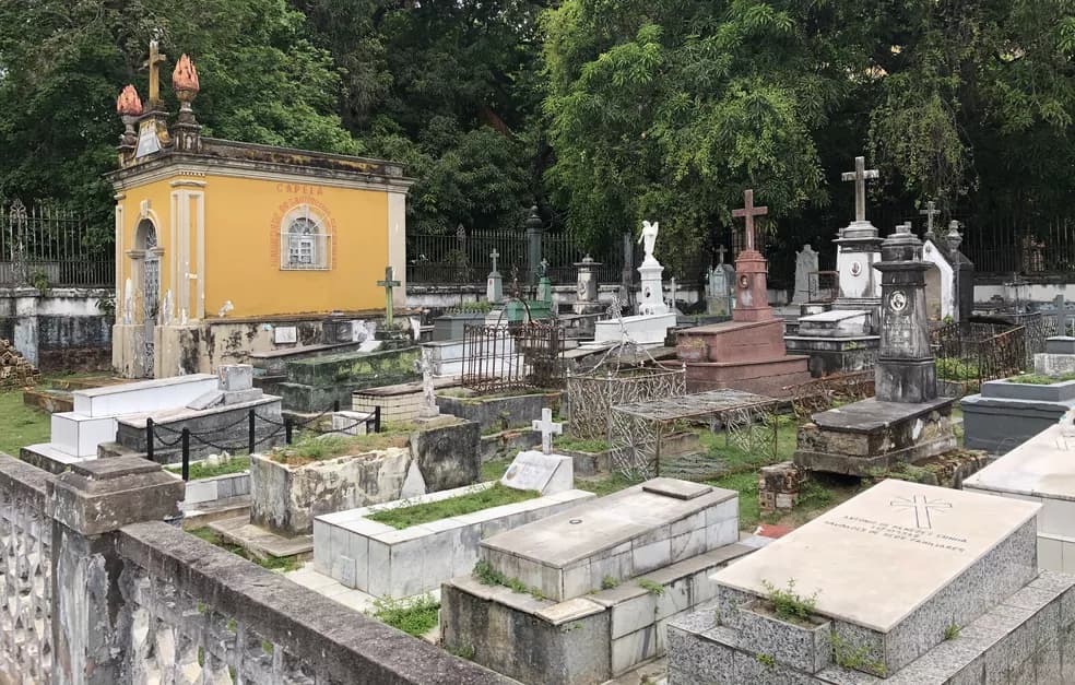 Túmulos de artistas e políticos que atraem manauenses ao São João Batista