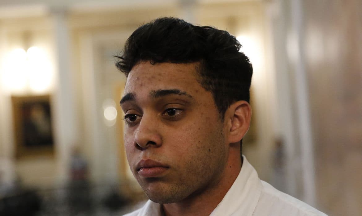 Câmara do Rio cassa mandato de Gabriel Monteiro