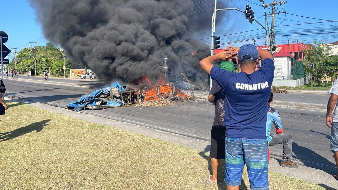 Grupo bloqueia e incendeia trecho da Av. Torquato Tapajós