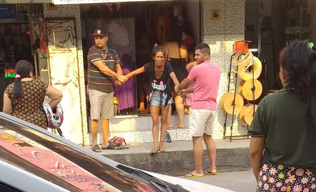 Mulher esfaqueia dona de loja ao tentar roubar na zona leste