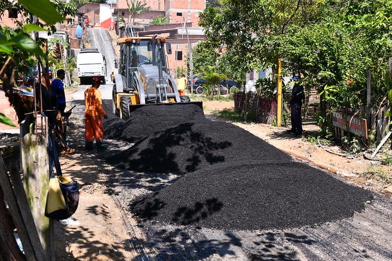 Prefeito fiscaliza frente de obras do Asfalta Manaus na Zona Leste