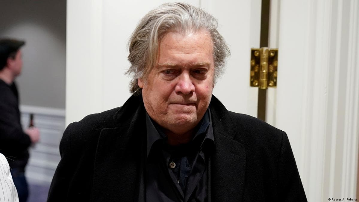 Aliado de Trump e Bolsonaro, Bannon se entregará a Justiça de NY