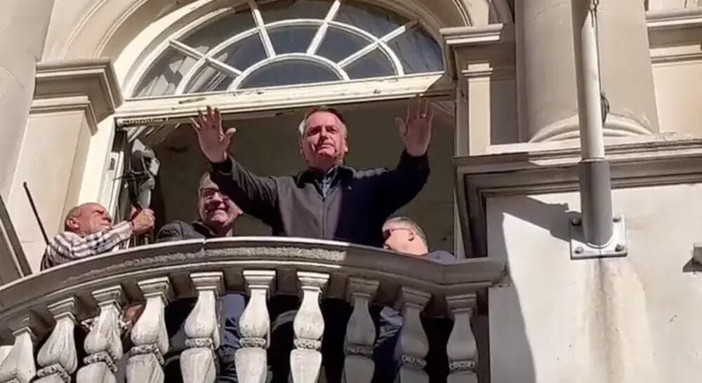 Bolsonaro chega a Londres para participar de funeral da rainha Elizabeth II