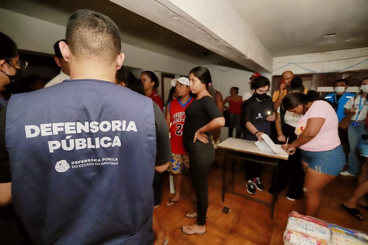 Defensoria negocia e imigrantes aceitam deixar prédio no Centro