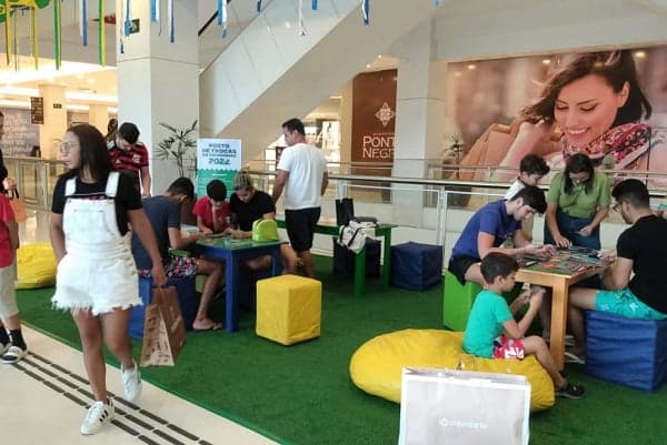 Shopping em Manaus cria espaço para troca de figurinhas do álbum da copa