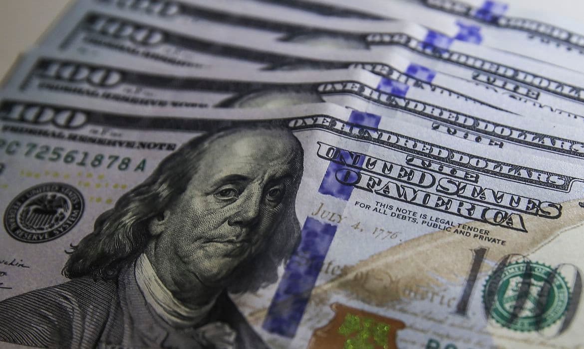 Dólar comercial bate novo recorde e fecha a R$ 6,07 após dados de empregos nos EUA