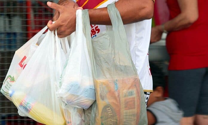 Estabelecimentos comerciais não podem utilizar sacolas plásticas a partir do dia 20