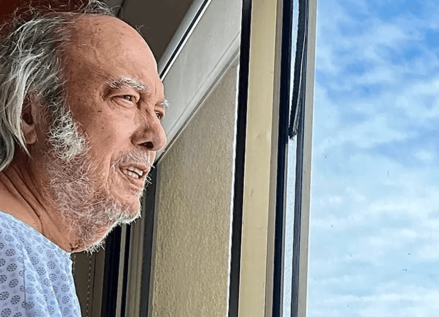 Erasmo Carlos posta foto após boatos de morte