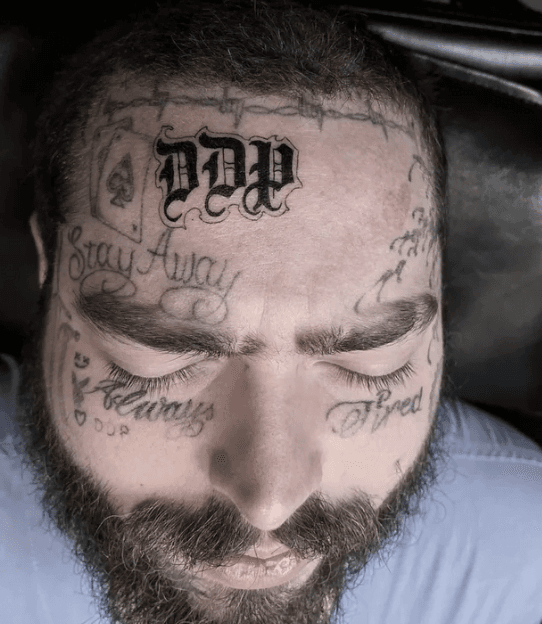 Post Malone tatua iniciais da filha na testa